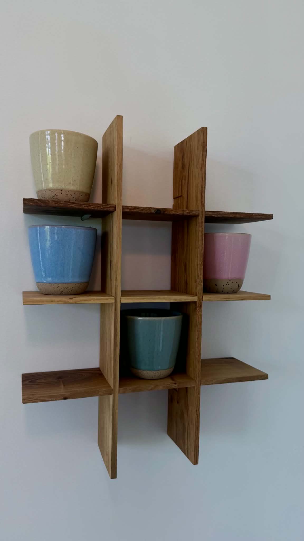 Raw Teak reol med Raw Colour krus uden hank i fire farver